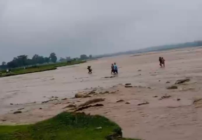 धान रोपकर घर लौट रही मां बेटी मेची नदी की धारा में डूबी, मां को लोगों ने बचाया