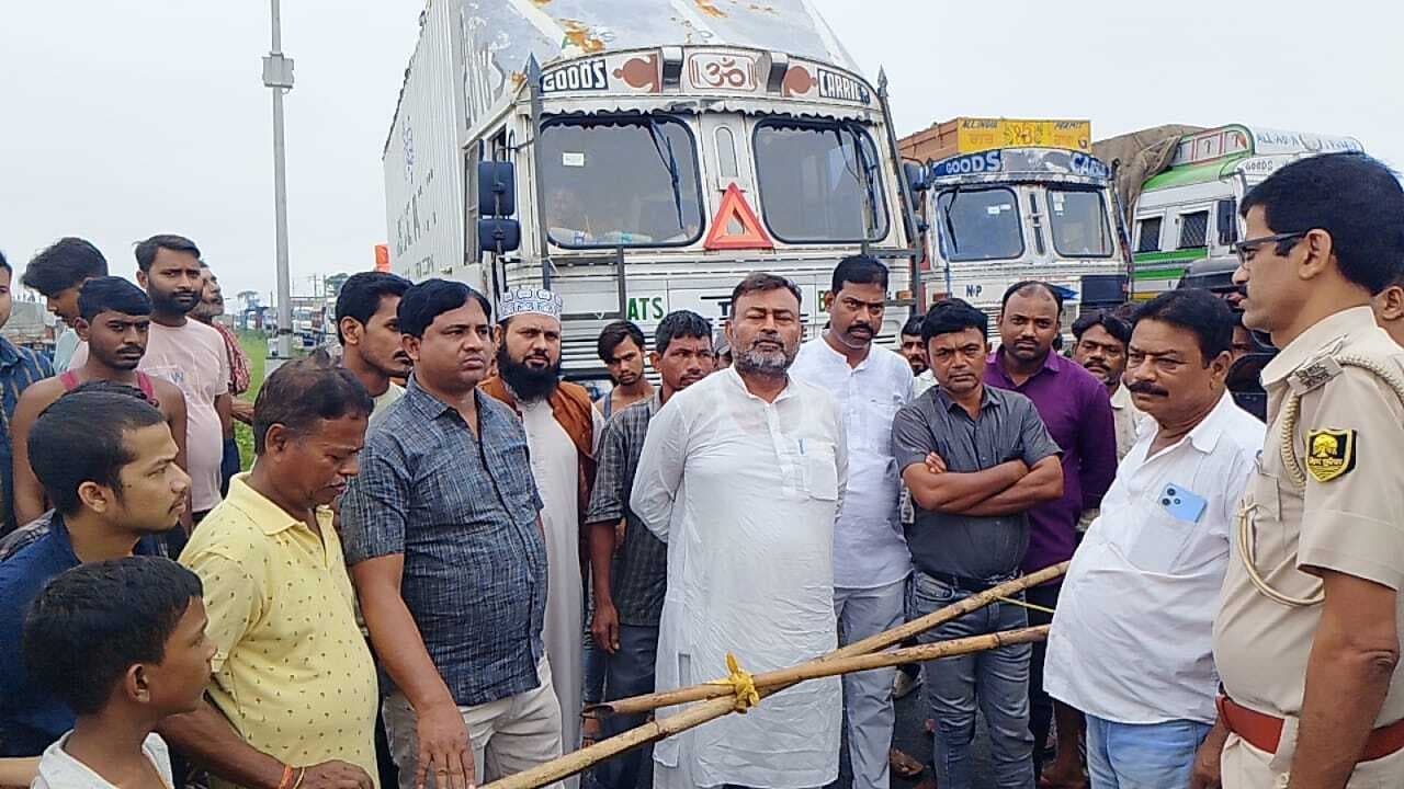 एनएच निर्माण के बाद जल जमाव से परेशान आक्रोशित लोगों ने किया एनएच 327 ई जाम