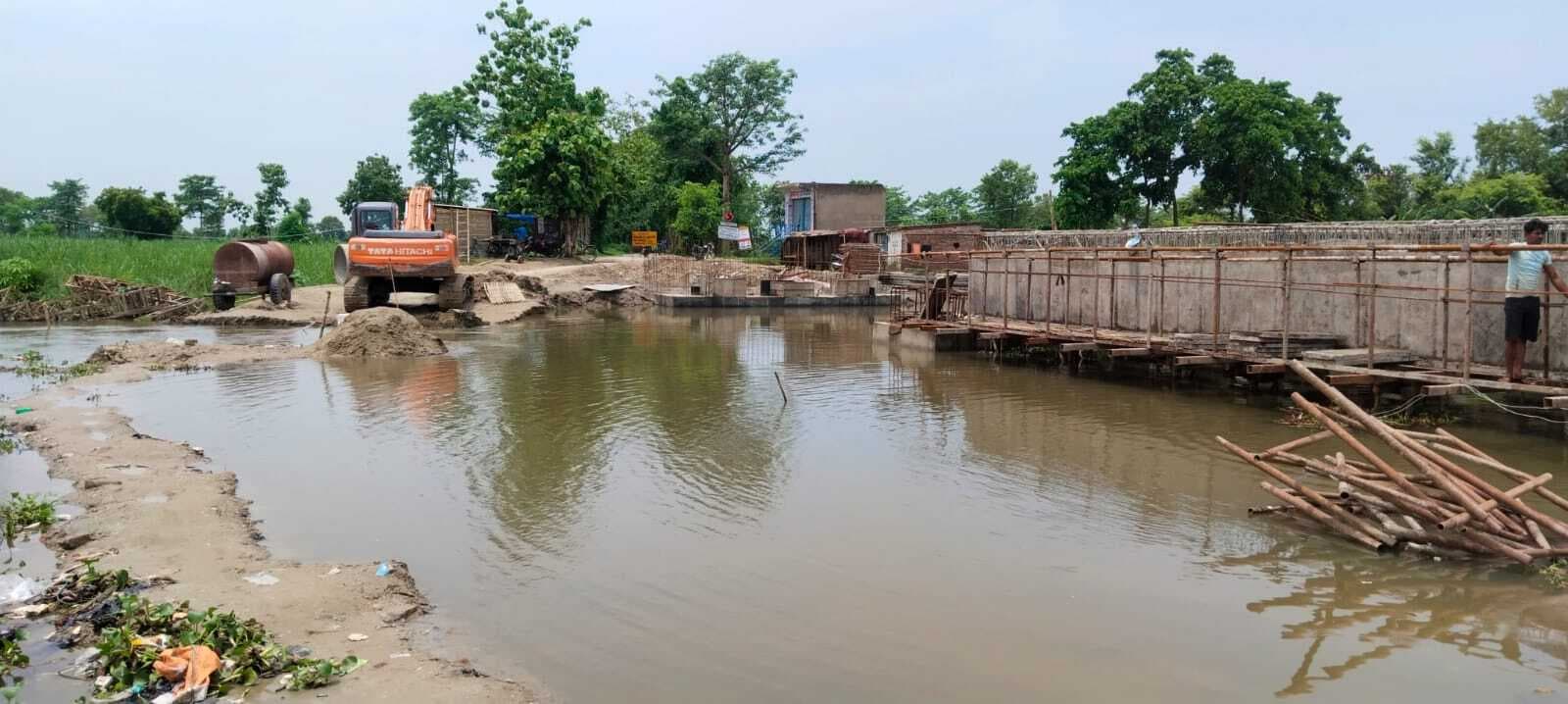 हरहा नदी के तेज बहाव में बहा नवनिर्माणाधीन पुल का डायवर्सन, दर्जनों गांवों का आवागमन ठप