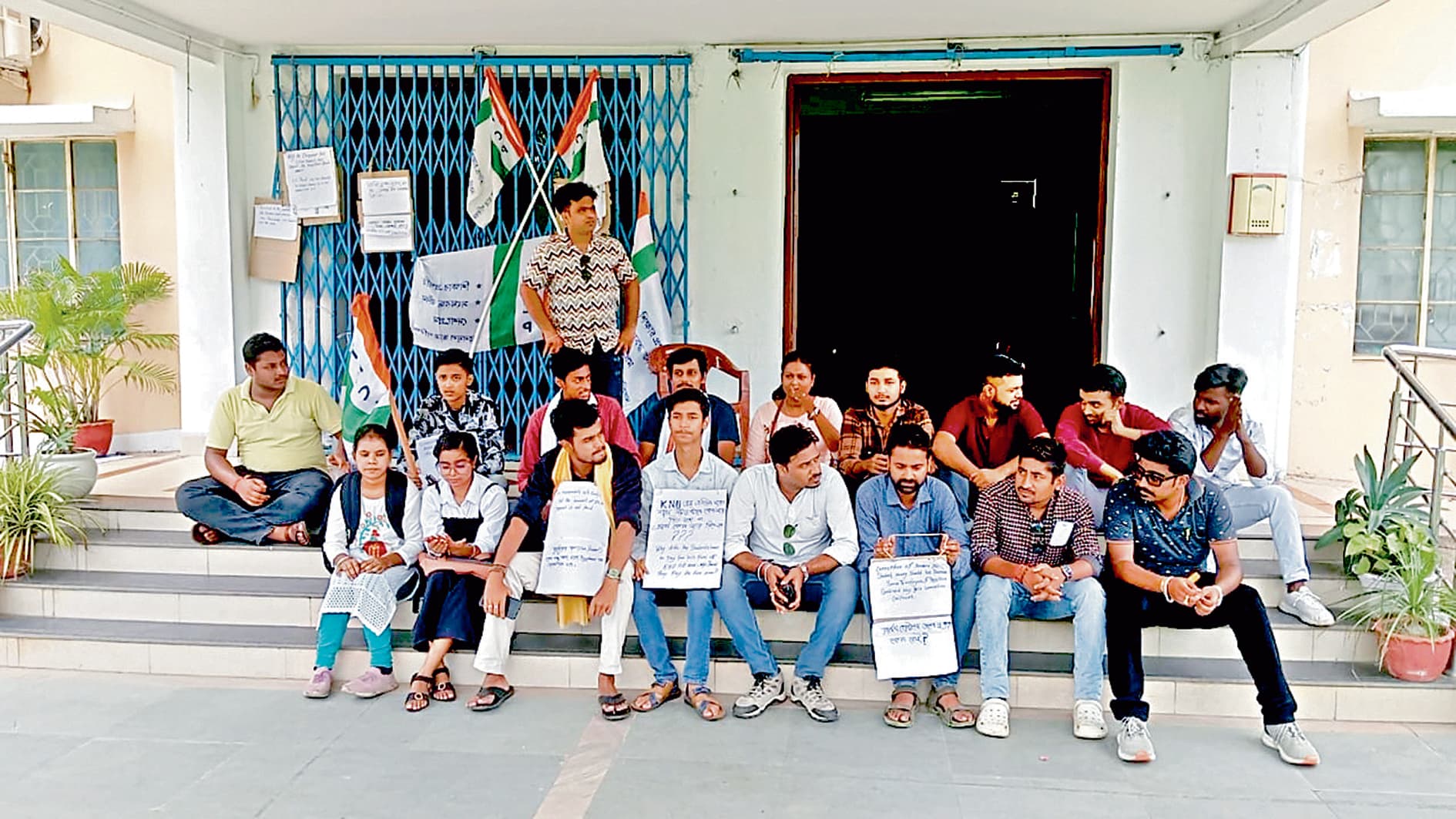 वीसी के बाद रजिस्ट्रार ऑफिस में भी जड़ा ताला