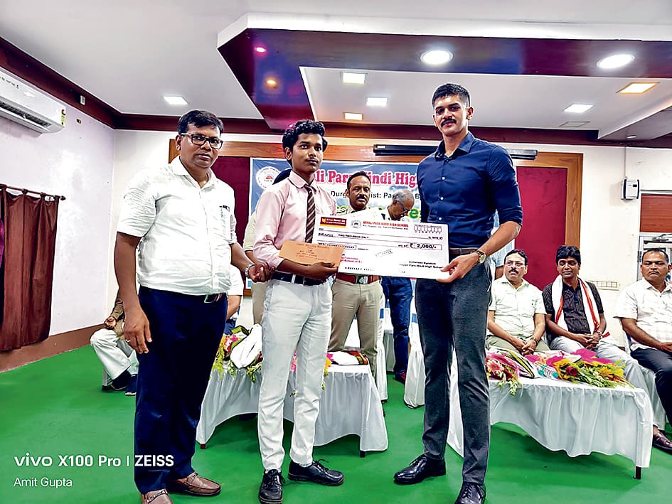 दुर्गापुर : नेपाली पाड़ा हिंदी हाइ स्कूल में सम्मान समारोह आयोजित