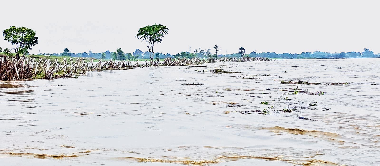 गंडक नदी में नहीं घट रहा पानी का लेवल, कई जगहों पर कटाव का बढ़ा खतरा