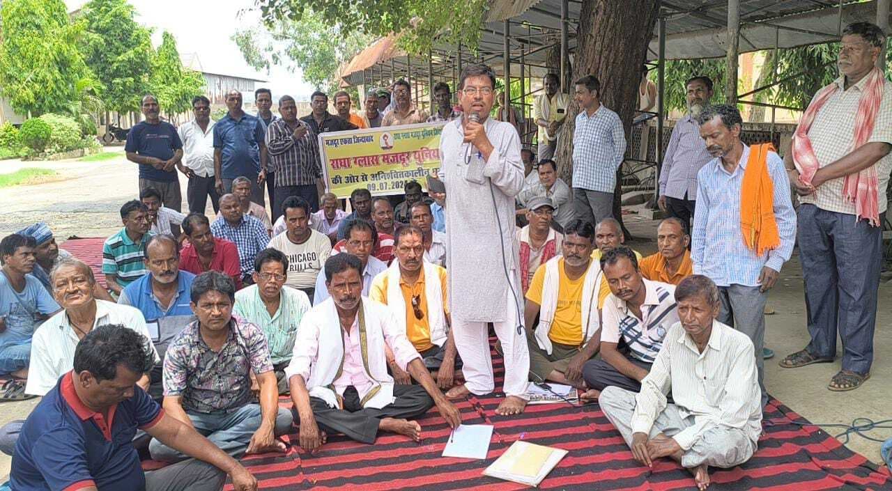 राधा ग्लास के मजदूरों का अनिश्चितकालीन धरना-प्रदर्शन शुरू