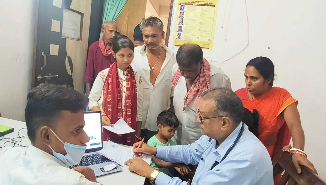 स्वास्थ्य केंद्र में बढ़ी मौसमी बीमारियों से परेशान मरीजों की संख्या