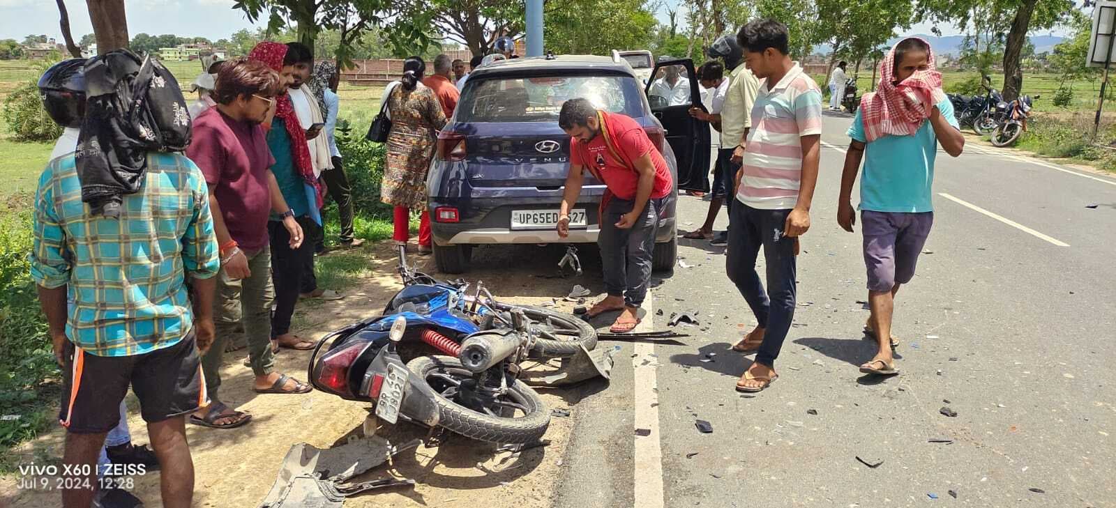 कार की टक्कर से बाइक सवार दो युवक घायल, रेफर