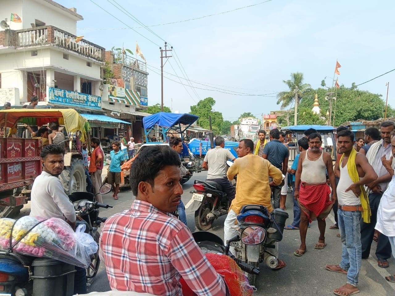 विद्यालय की जमीन अतिक्रमण के विरोध में सड़क जाम