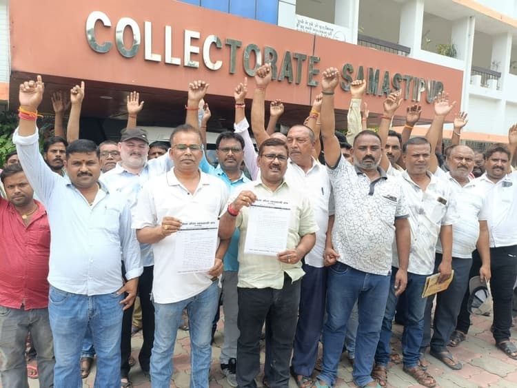 मुआवजा की मांग को लेकर जिलाधिकारी से मिला मोटर व्यवसायी संघ का प्रतिनिधि मंडल