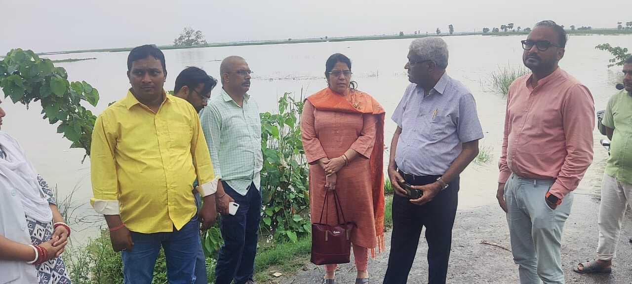 स्वास्थ्य विभाग की टीम ने संग्रामपुर बाढ़ प्रभावित क्षेत्रों का किया निरीक्षण