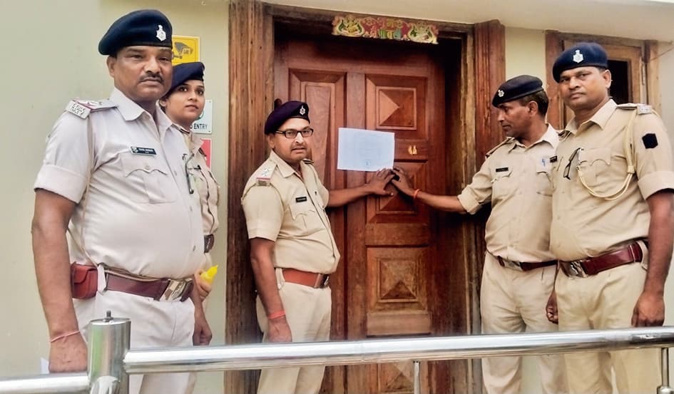 फरार महिला जिला पार्षद सहित सात लोगों के यहा चस्पाया इश्तेहार