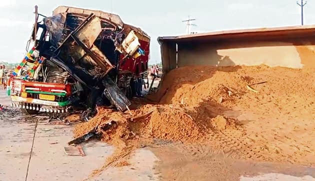 खड़े ट्रक में टक्कर के बाद दूसरे ट्रक में लगी आग, दो उपचालक जिंदा जले