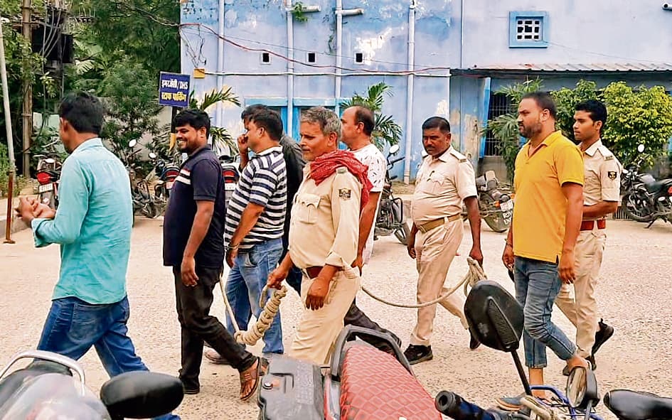 11 हजार लीटर पेट्रोल लोड टैंकर जब्त, पांच गिरफ्तार