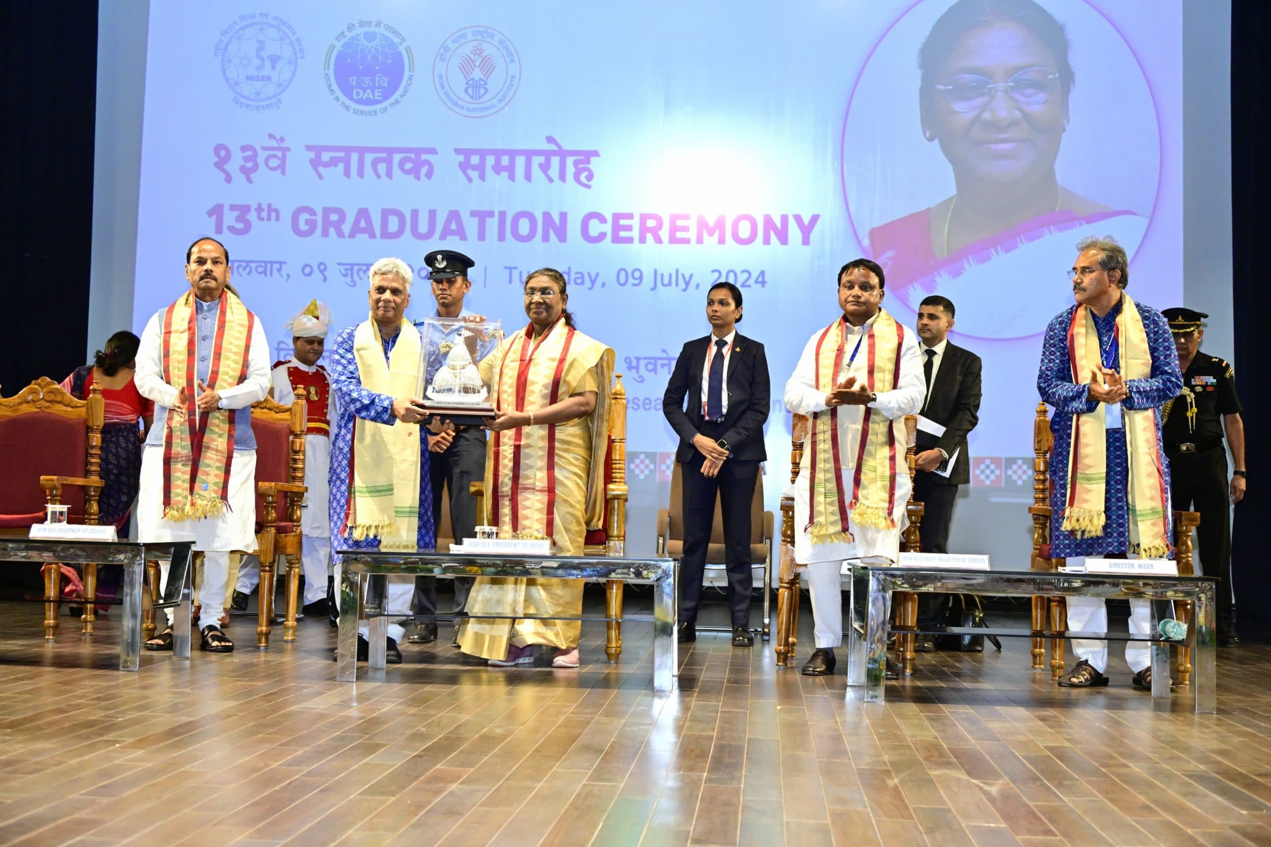 अपने ज्ञान को सामाजिक उद्यम समझें और इसका उपयोग समाज और देश के विकास के लिए करें: राष्ट्रपति