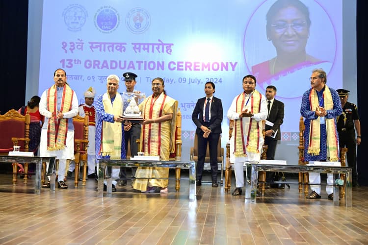 अपने ज्ञान को सामाजिक उद्यम समझें और इसका उपयोग समाज और देश के विकास के लिए करें: राष्ट्रपति