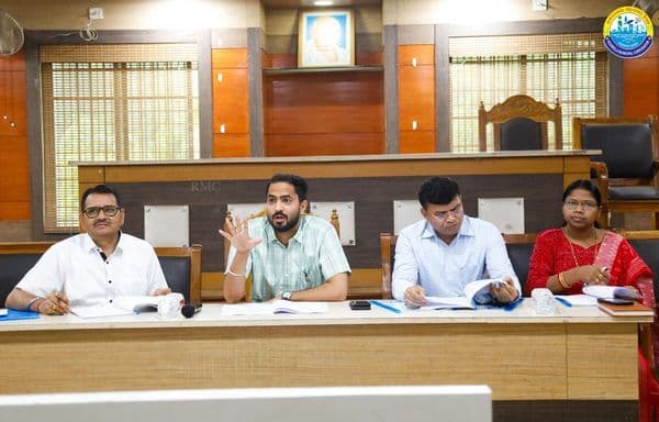 बेमौसम बरसात में स्मार्ट सिटी राउरकेला में घुटनों तक भर जाता है पानी