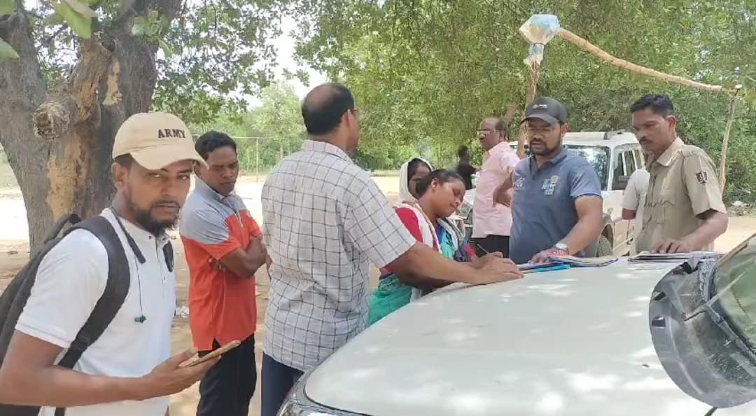 खेत में बाड़ लगाने के लिये घर से रुपये लेकर निकले अधेड़ की हत्या