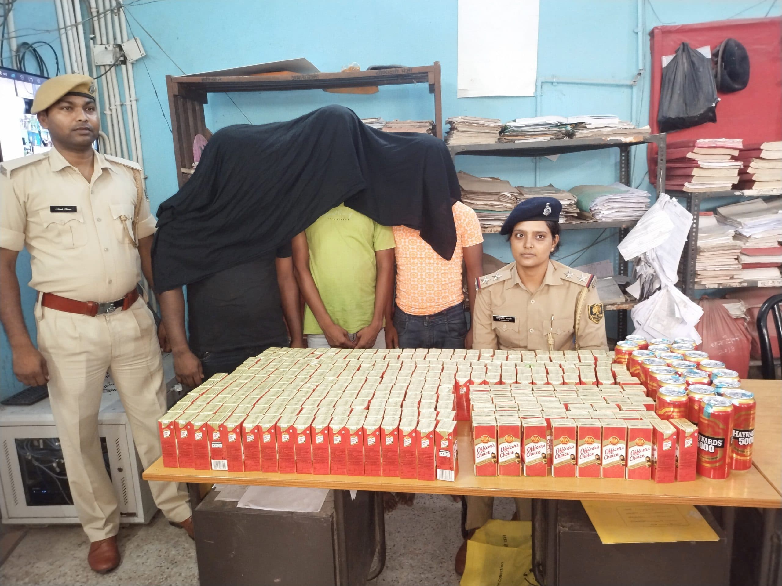 किशनगंज पुलिस ने ई-रिक्शा से 61.720 लीटर विदेशी शराब किया बरामद, तीन गिरफ्तार