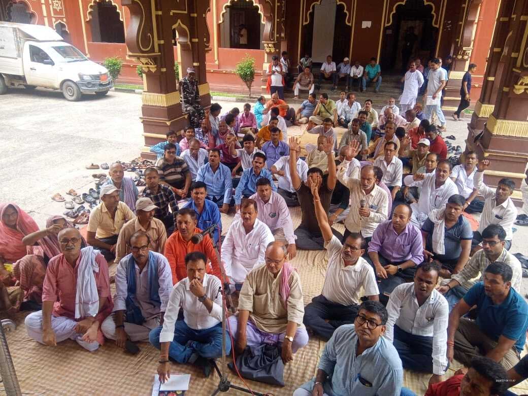 सामूहिक अवकाश पर रहे मिथिला विश्वविद्यालय के कर्मचारी, विवि परिसर में किया प्रदर्शन