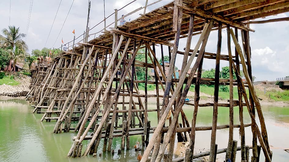 बांस के पुल की हालत खराब, लोगों में आक्रोश