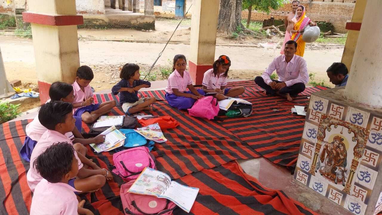 प्राथमिक विद्यालय गोपडीह का भवन हुआ जर्जर, हरि मंदिर में पढ़ रहे हैं बच्चे