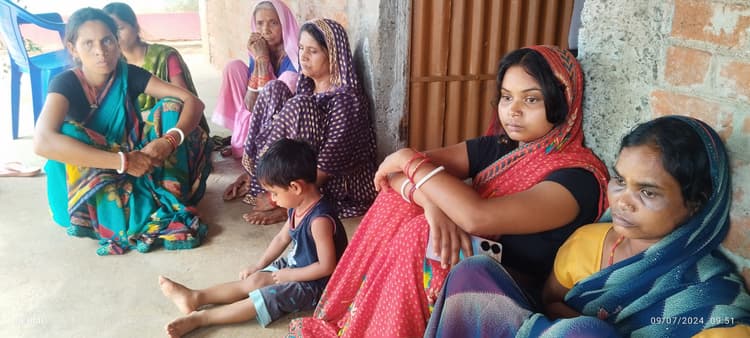 जवान बेटे के अंतिम दर्शन के इंतजार में पथरा गयी बूढ़ी मां की आखें, घर में नहीं जल रहे चूल्हे