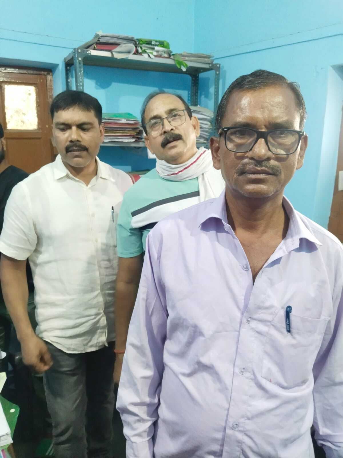 चार हजार रुपये घूस लेते राजस्व कर्मचारी गिरफ्तार