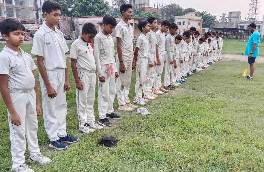 खेल मैदान में क्रिकेट खिलाड़ियों ने स्व रमेश चंद्र मिश्रा को दी श्रद्धांजलि