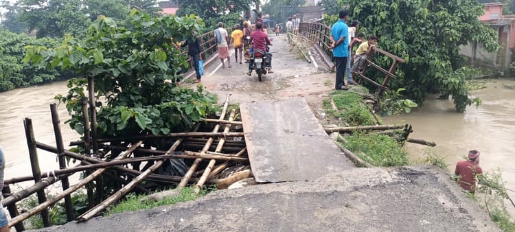 लोहे के पुल का दोनों एप्रोच क्षतिग्रस्त, चार व तीन पहिया वाहनों का आवागमन बंद