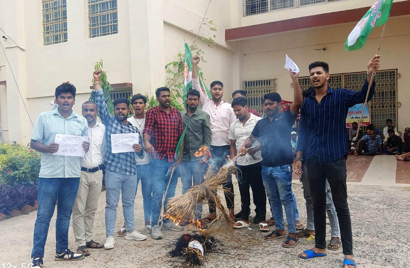 छात्र राजद ने कुलपति व कुलसचिव का फूंका पुतला