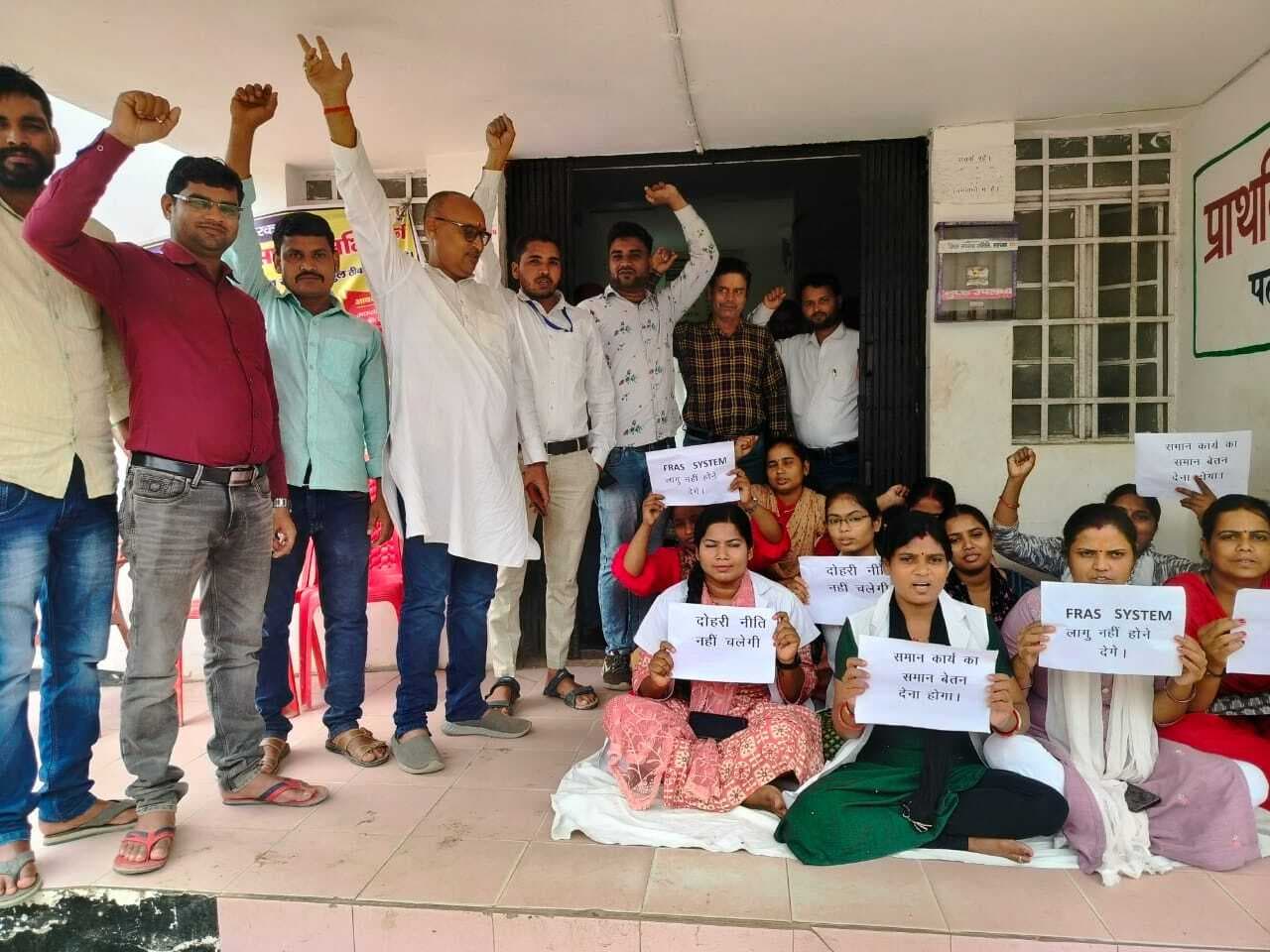 स्वास्थ कर्मियों ने की तालाबंदी