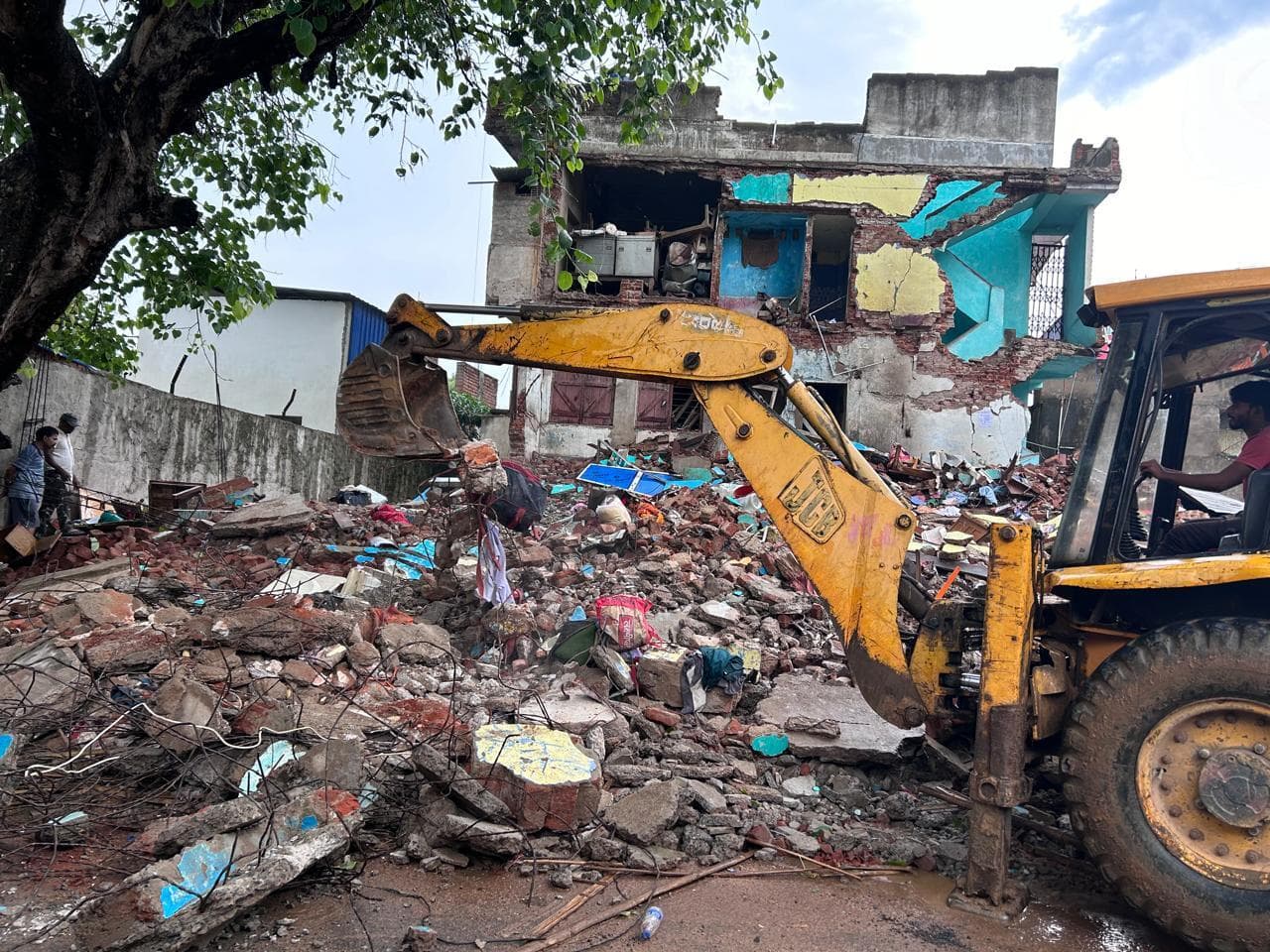 मकान हटाने का काम शुरू होते ही अपने सामान देख नम हुई आंखें