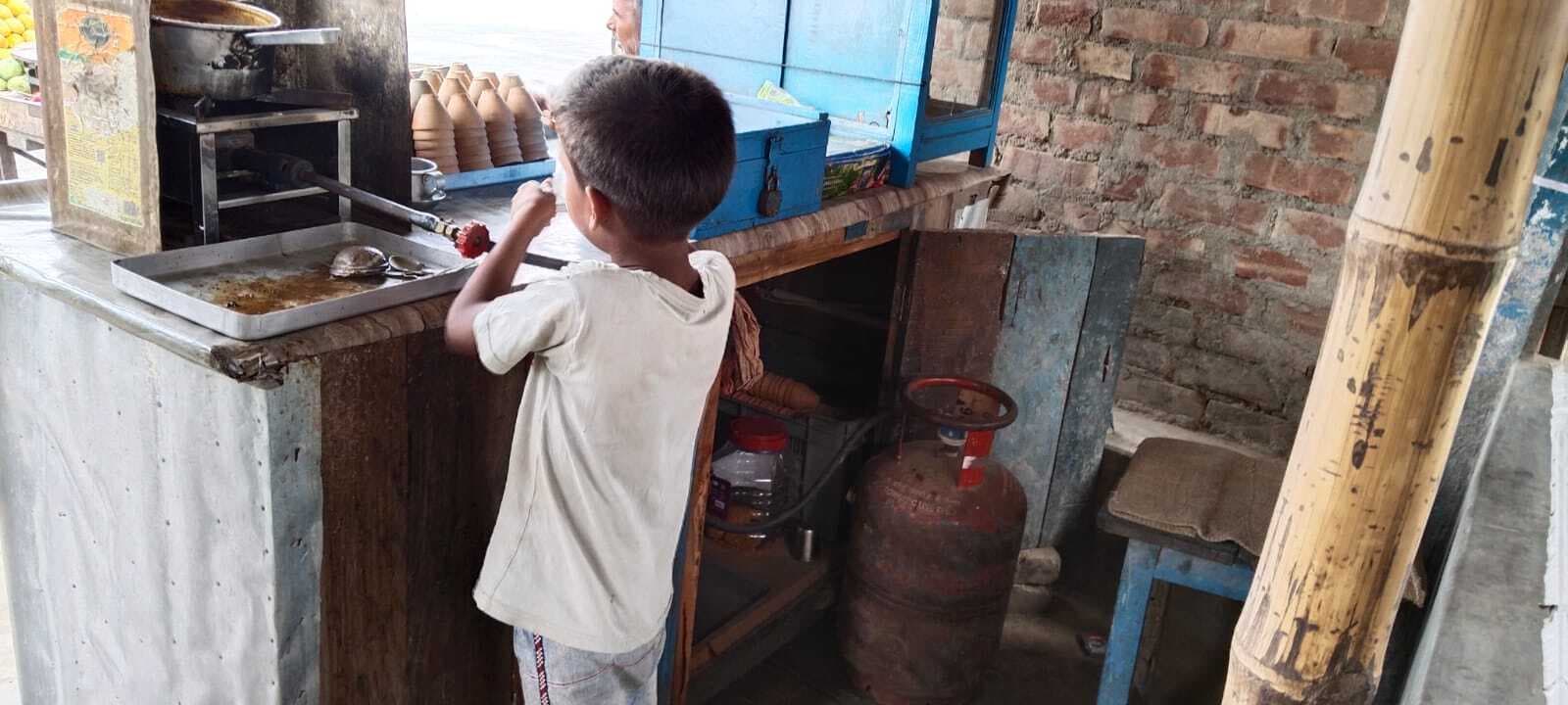 दुकान व मकान में काम करते हैं बाल मजदूर
