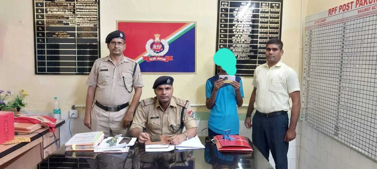 आरपीएफ ने मोबाइल चोरी के आरोप में एक युवक को पकड़ा