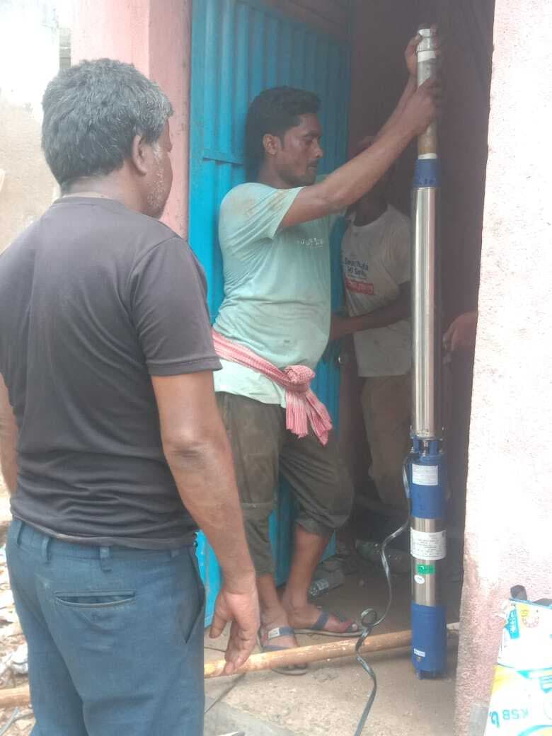 कांग्रेसियों ने खराब डीप बोरिंग के मोटर को कराया दुरूस्त