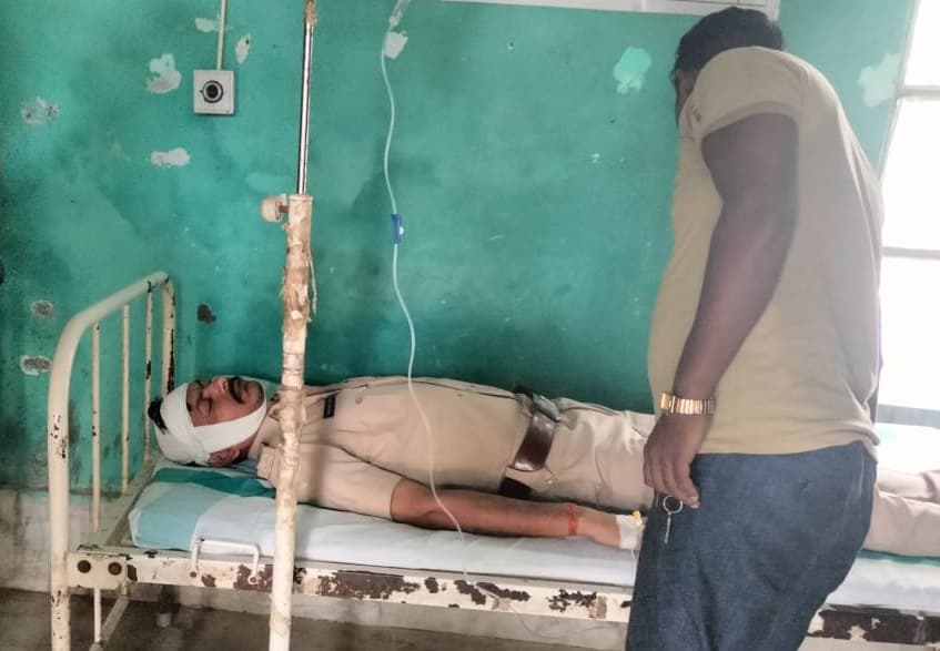 शहीदगंज के बूथ पर पब्लिक से झड़प में एसआइ समेत दो पुलिसकर्मी घायल