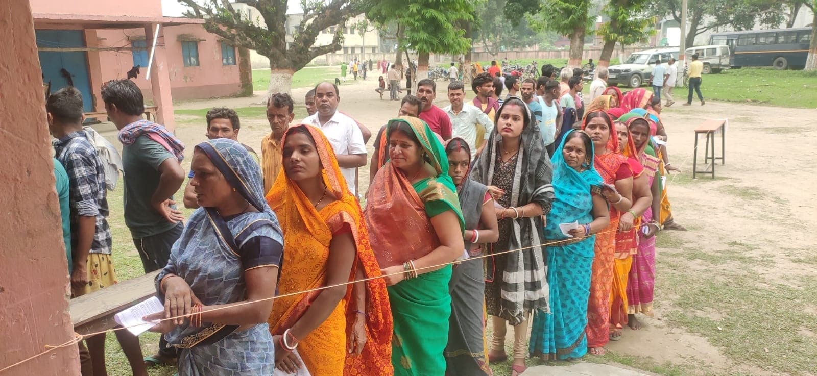 भवानीपुर में मतदान केंद्रों पर मतदाताओं में दिखा अधिक उत्साह