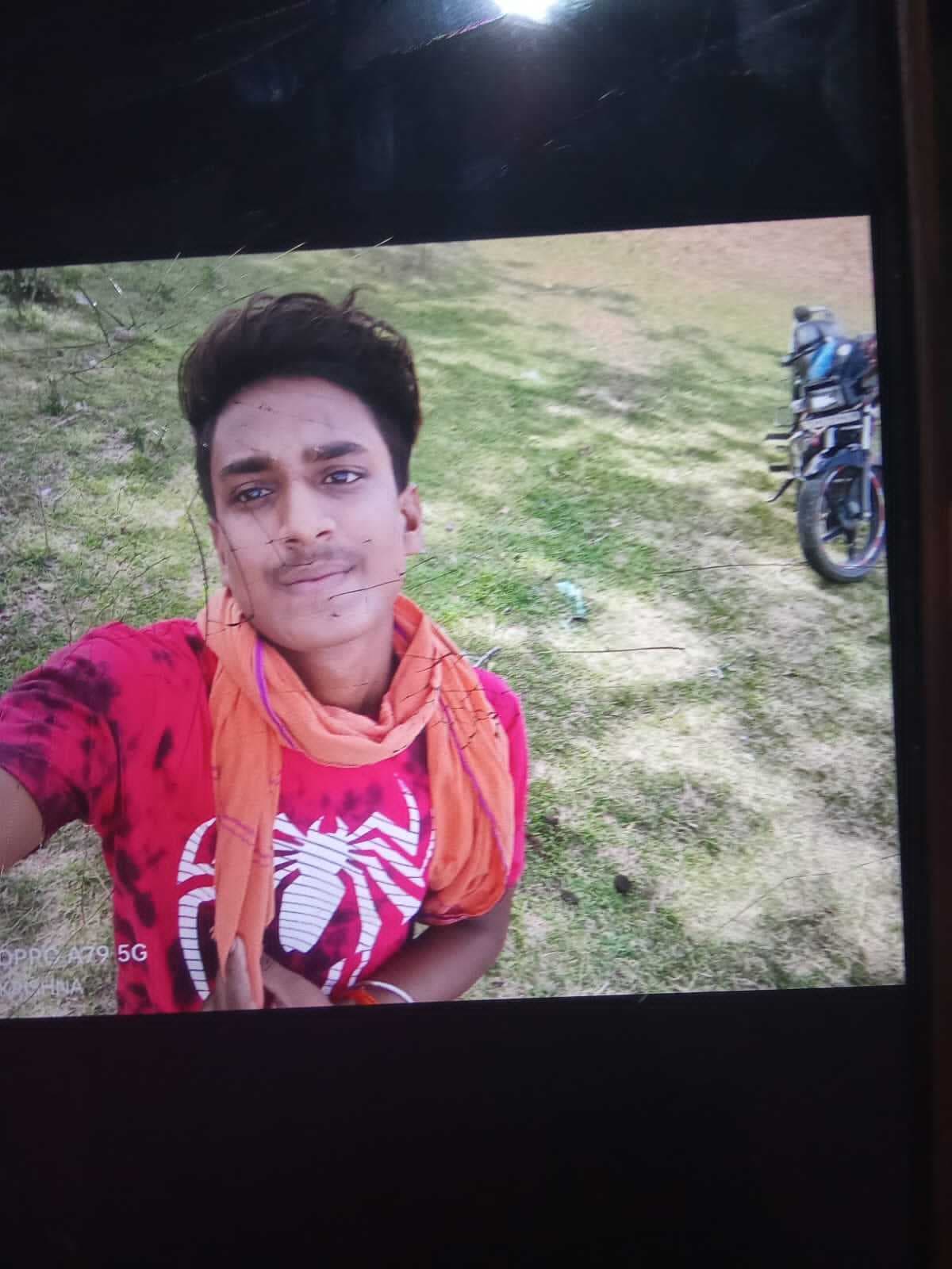 झूलने के दौरान घर का छज्जा गिरा, इंटर के छात्र की मौत