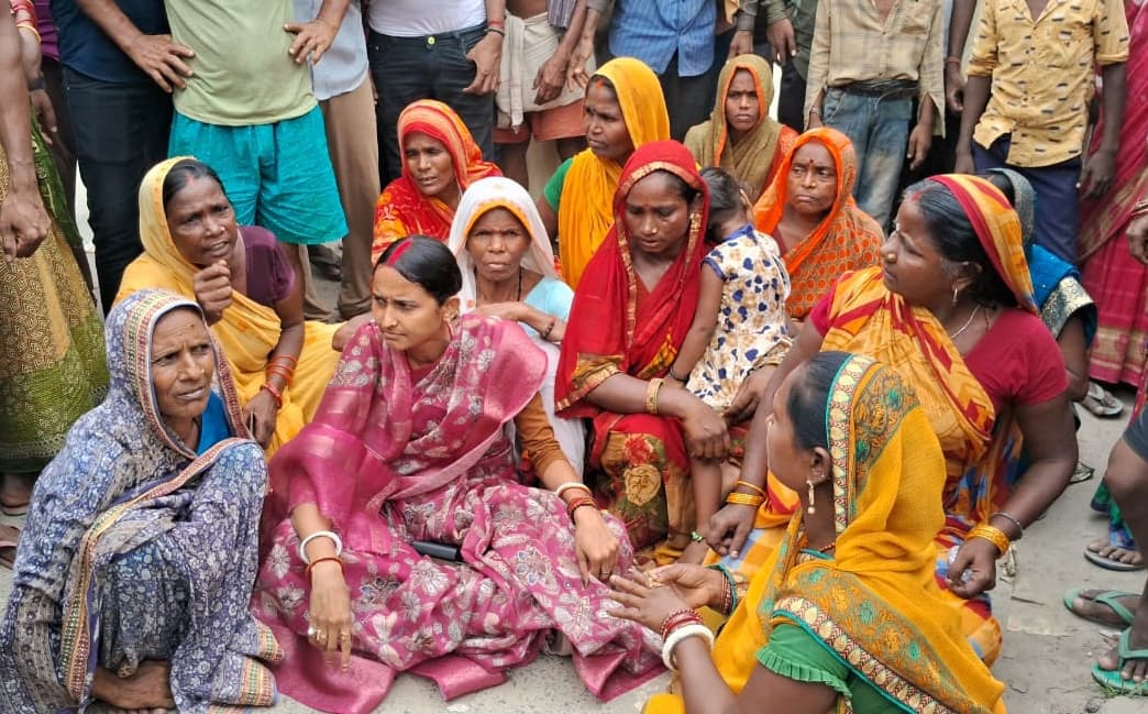 पुलिस पिटाई के विरोध में धरने पर बैठीं जिला पार्षद