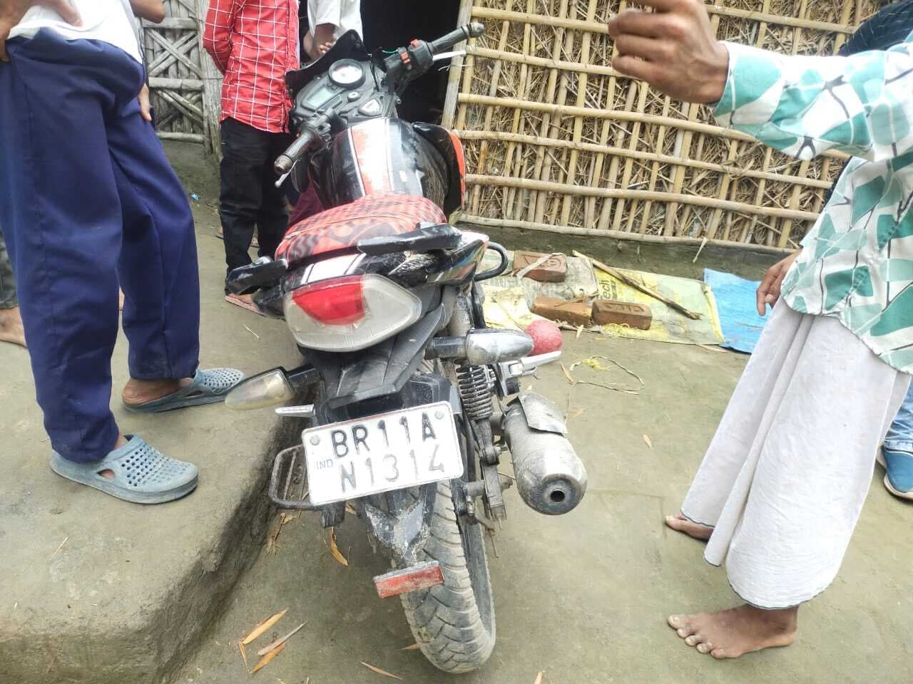 दो बाइक की सीधी टक्कर में युवक की मौत