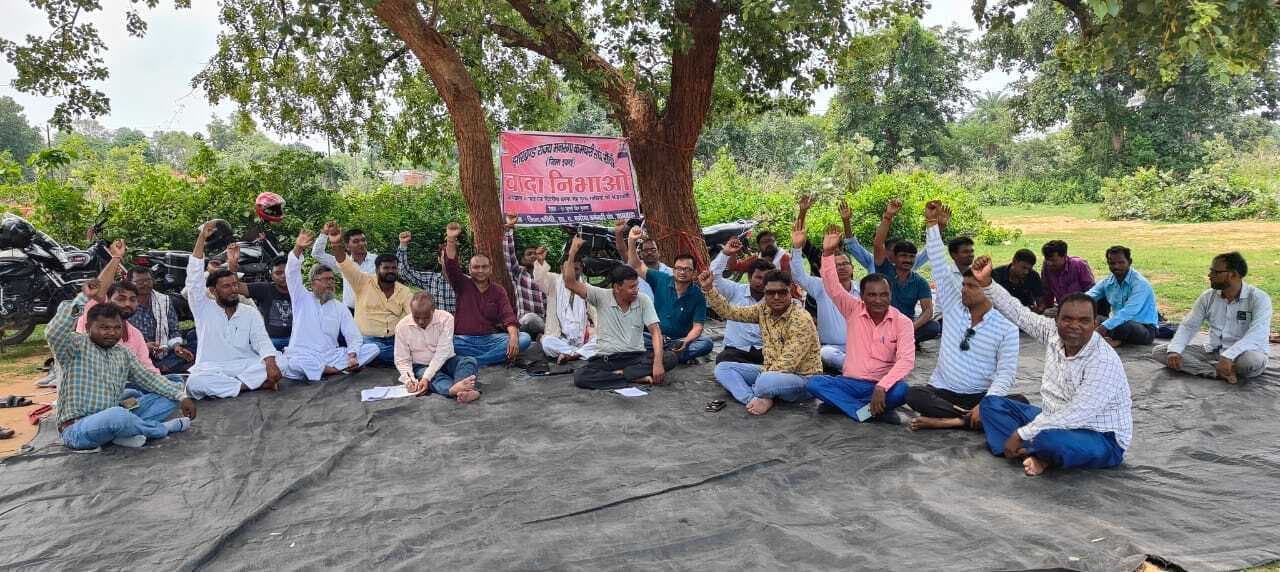 मनरेगाकर्मियों की सेवा नियमित करने की मांग पर किया गया धरना-प्रदर्शन