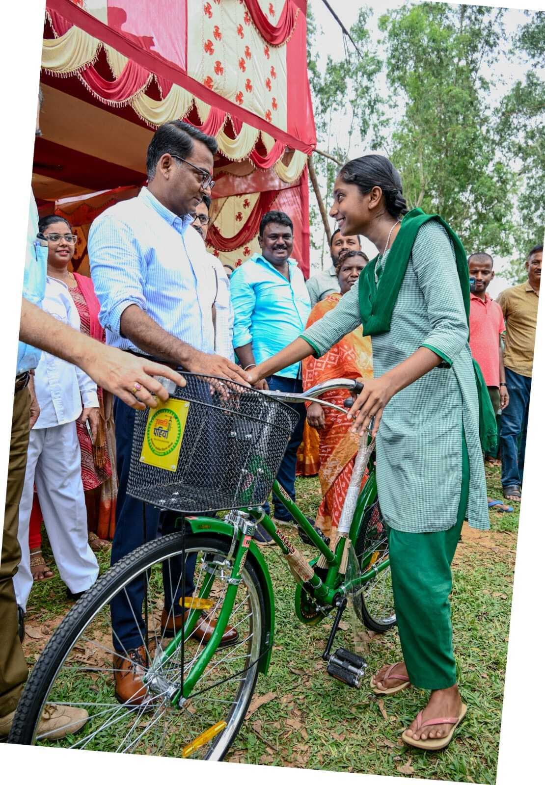 स्वास्थ्य और पढ़ाई पर दें ध्यान, इंटरनेट व मोबाइल से दूर रहें बच्चे: डीसी