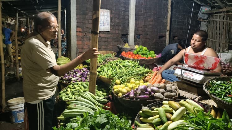 महंगी हुई सब्जियां,बिगड़ा आम आदमी के किचन का बजट