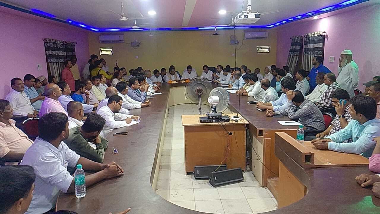 पोठिया में सांसद ने अधिकारियों, जनप्रतिनिधियों व आमजनों के साथ की समीक्षा बैंठक