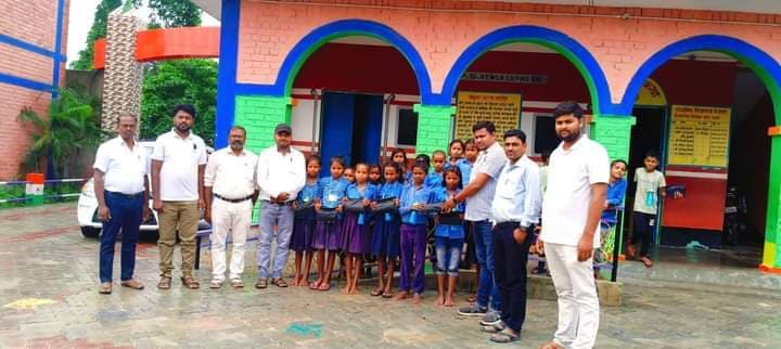 स्कूली बच्चों के बीच बांटे गये एएफएलएन कीट