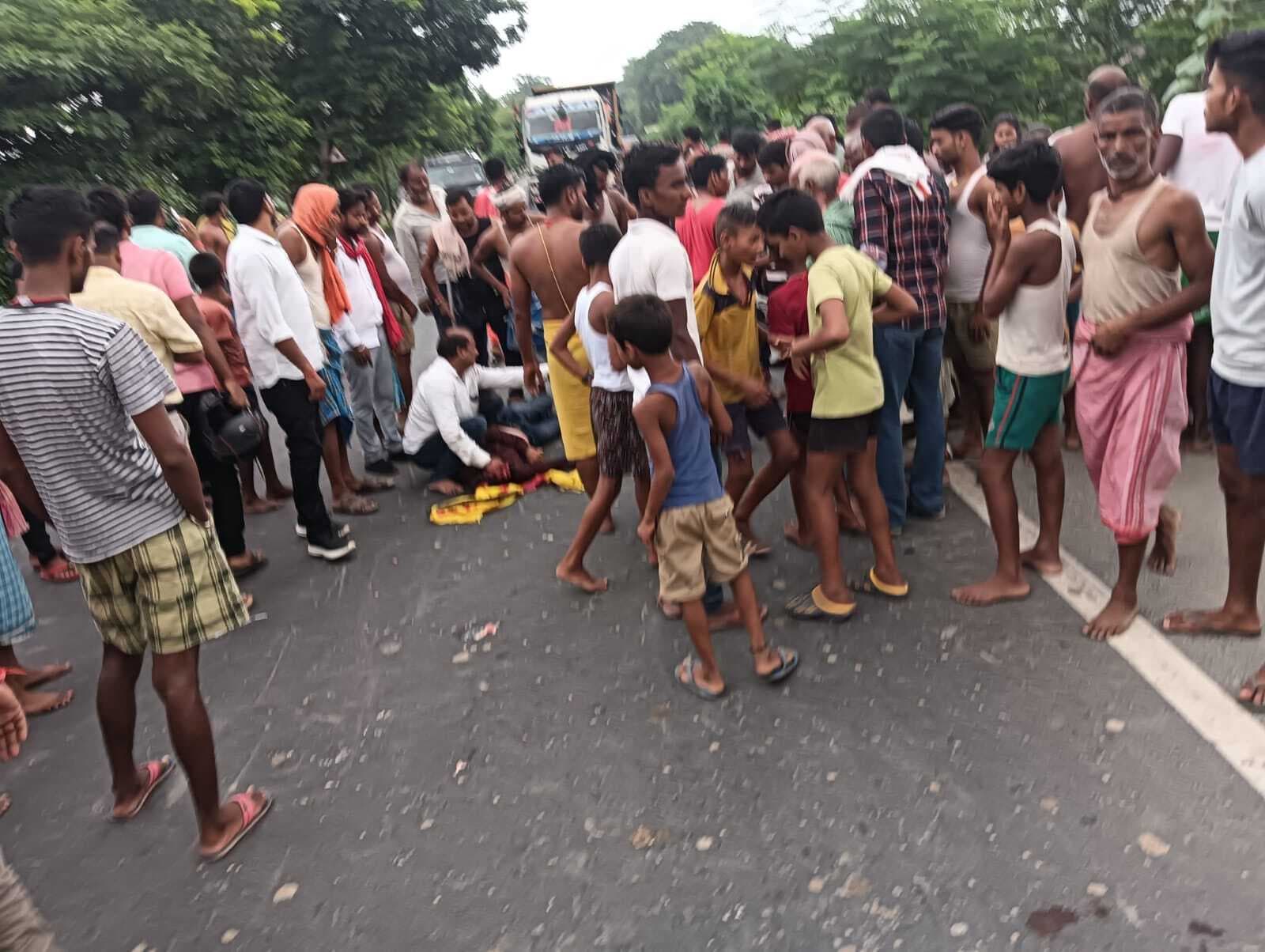 पिकअप की ठोकर से बाइक सवार की मौत, दो लोग जख्मी