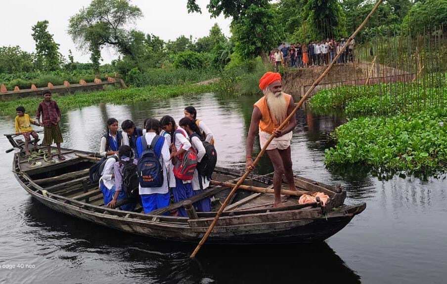अर्जुनही नाला पर नाव संचालन शुरू होने से स्कूली बच्चों व लोगों को मिली राहत मिली