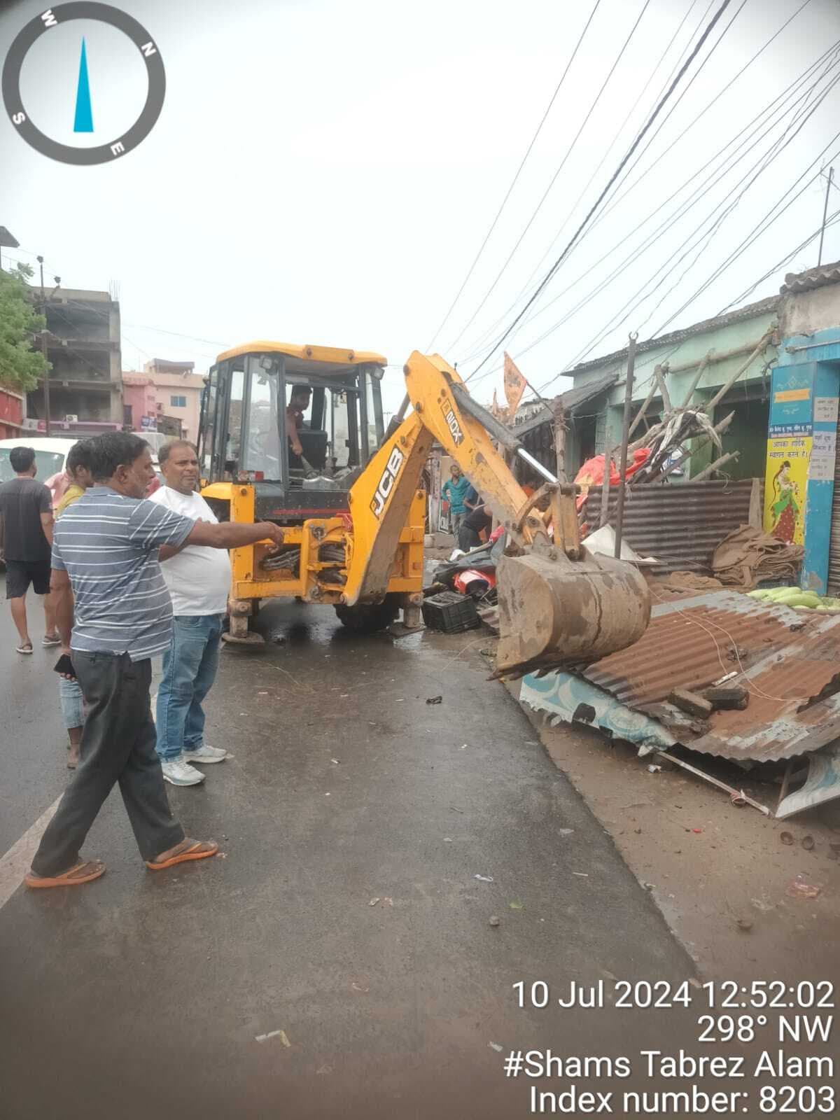 हरिवाटिका में चला अतिक्रमण हटाओ अभियान, पांच दर्जन दुकानें ध्वस्त