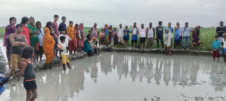 ठनका गिरने से खेत में किसान और बैल की मौत, हरवाहा झुलसा