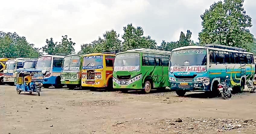 तृणमूल श्रमिक नेता पर वसूली का आरोप, प्रतिवाद में बस हड़ताल