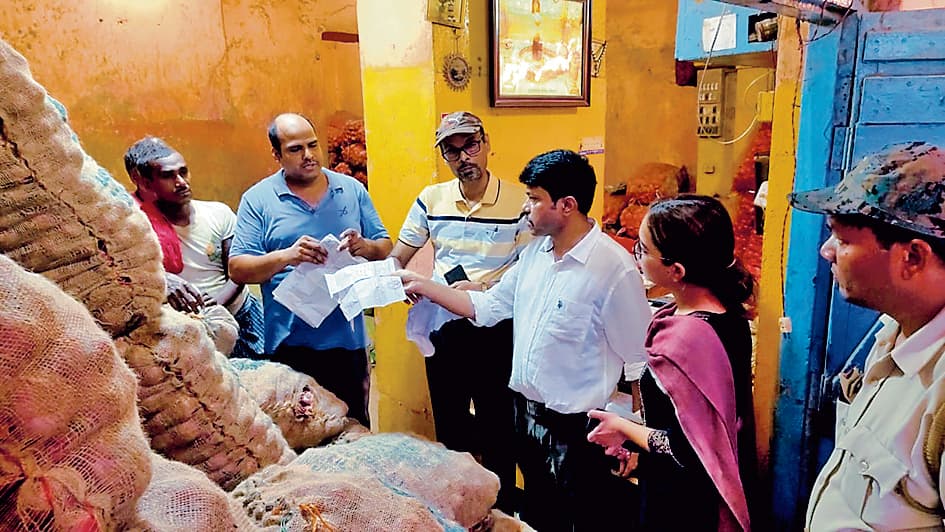 आसनसोल थोक मंडी से कोर्टमोड़ आते ही सब्जियों की कीमत हो जा रही दोगुनी से अधिक