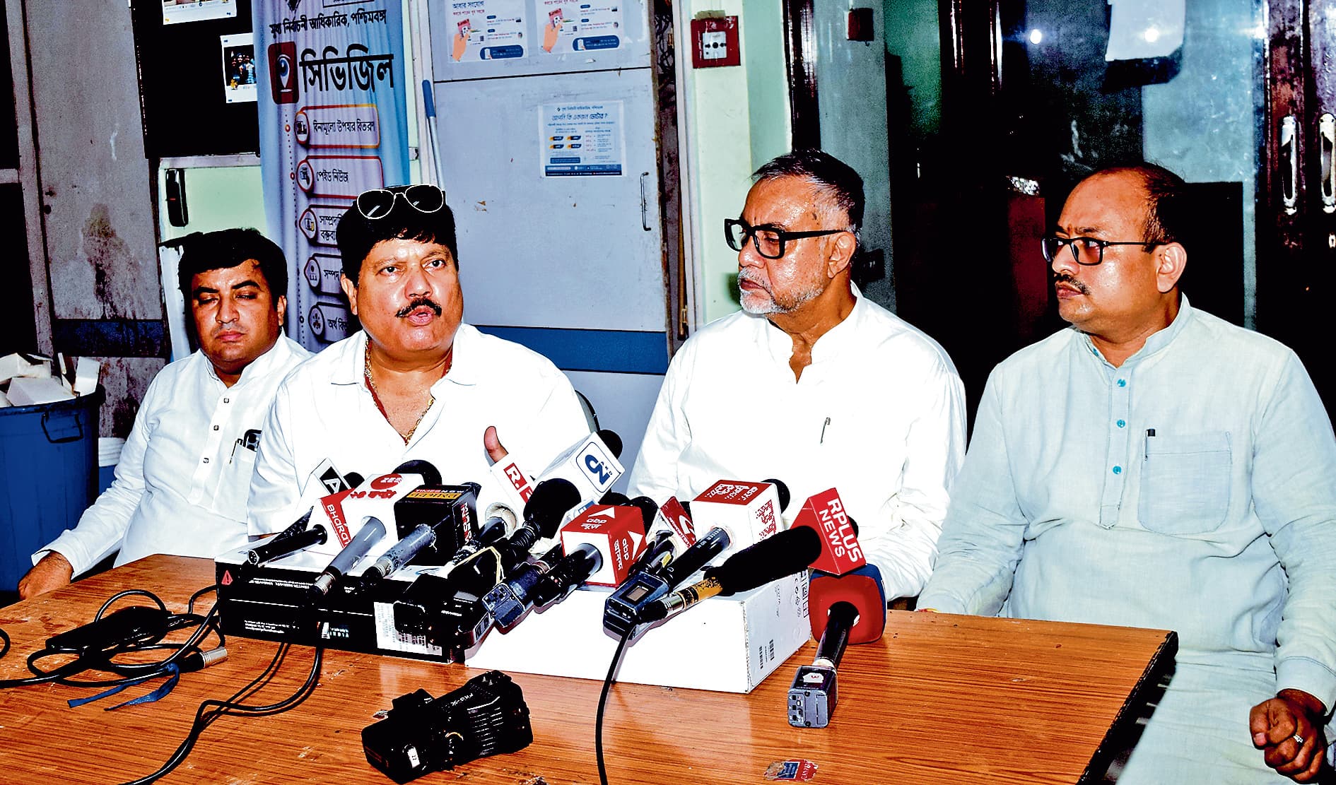 तापस राय व अर्जुन सिंह के नेतृत्व में सीइओ से मिले भाजपा के प्रतिनिधि